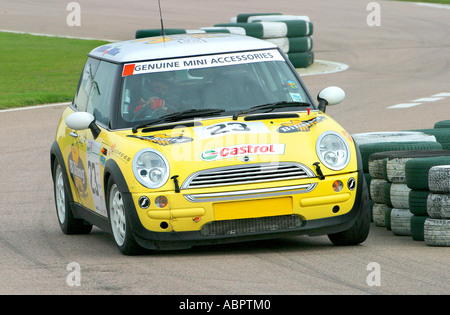 Una BMW Mini Cooper S presso la John Cooper sfida giorno a Goodwood Circuito motorino, Inghilterra. Foto Stock