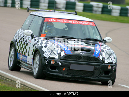 Una BMW Mini Cooper S presso la John Cooper sfida giorno a Goodwood Circuito motorino, Inghilterra. Foto Stock