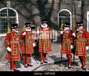 GB - LONDRA: Yeoman sorveglianti presso la Torre di Londra Foto Stock