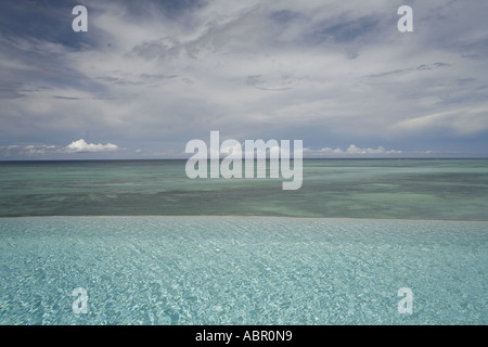 Affacciato sulla piscina infinity e l'Oceano Indiano a Shooting Star Inn a Zanzibar Foto Stock