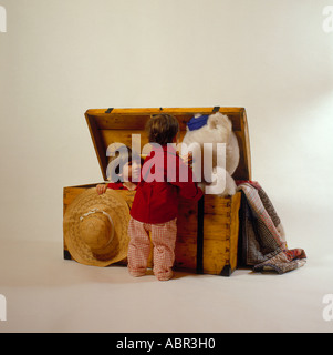 Due bambini a giocare con una grande scatola di legno. Foto di Willy Matheisl Foto Stock