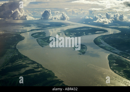 Amazonia, Brasile. Vista aerea del grande fiume del Amazon nella stagione umida presi da una grande altezza. Foto Stock