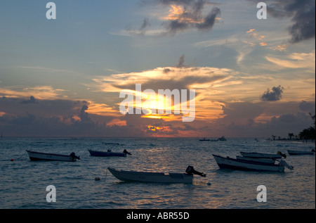 Barche al tramonto sulla spiaggia Worthing Barbados Foto Stock