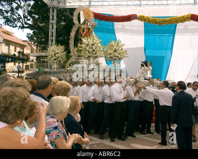 Trono della Vergine Maria e il bambino trasportato dal trono portatori o costaleros a Fuengirola Feria, Costa del Sol, Spagna Foto Stock