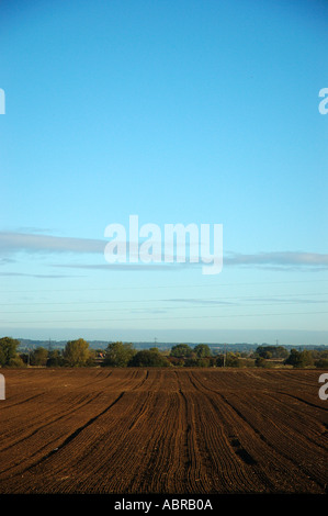 Vista su tutta fresca di campo arato in Sud Inghilterra in autunno Foto Stock