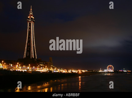 La Blackpool Tower e illuminazioni di notte Foto Stock