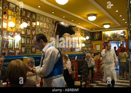 All'interno di un Tapas Bar a Zaragoza Spagna completo montato con teste di tori Foto Stock
