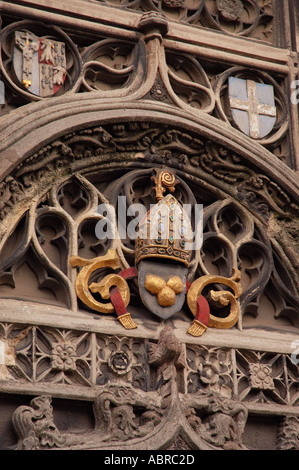 Dettaglio sopra arco d'ingresso alla porta di Christchurch Cattedrale di Canterbury Canterbury Kent England Foto Stock