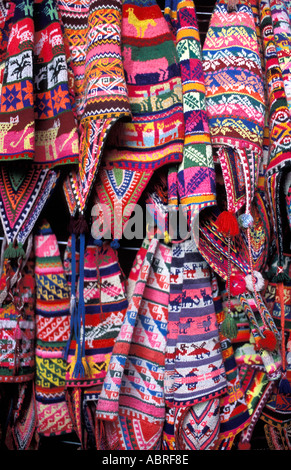 Una selezione di maglia a mano i bambini s i cappucci di lana in vendita presso un fornitore tessile s shop a La Paz in Bolivia S America Foto Stock