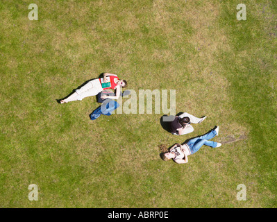 Giovani donne sole e rilassarsi sull'erba Foto Stock