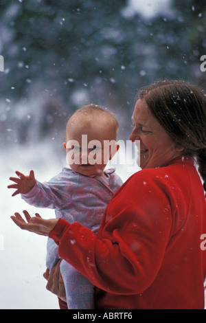 Charlevoix Michigan Amy buona e sua figlia Anne esaminare la caduta di fiocchi di neve Foto Stock