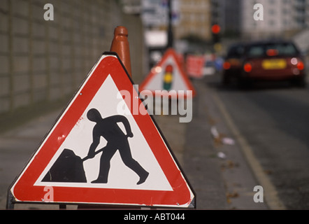 Cartello stradale triangolare rosso uomo al lavoro, semaforo temporaneo. Congestione del traffico nel centro di Londra Inghilterra anni '2001 2000 Regno Unito HOMER SYKES Foto Stock