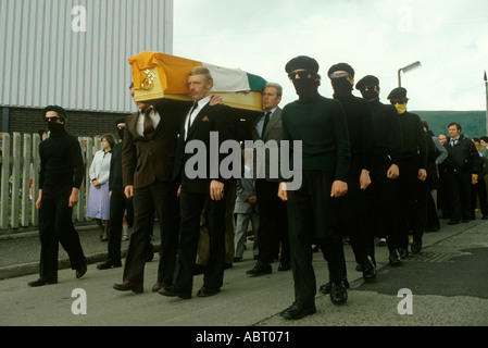 Problemi Belfast Irlanda del Nord 1980s Teenage Irish National Liberation Army INLA giovani cattolici Joe McDonnells funerali cortege 1981 HOMER SYKES Foto Stock