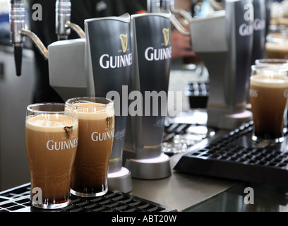 Bar in cima alla vecchia Guinness Storehouse Dublino Irlanda Foto Stock