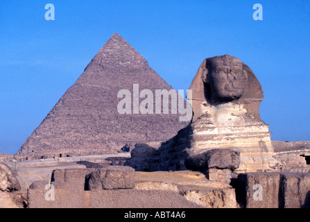 EGITTO la Grande Sfinge con la Piramide di Khafre in background Deep Blue Sky, nessun popolo Foto Stock