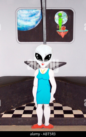 Alien cameriera in una cena presso un negozio di articoli da regalo a Roswell New Mexico Foto Stock