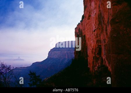 Guardando verso il basso nel Grand Canyon dal Grand Canyon National Park il Bright Angel Trail durante un firestorm. Foto Stock