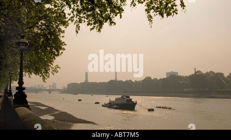 La mattina presto primavera downriver vista dal Chelsea Embankment guardando verso Battersea Park e la stazione di alimentazione London Inghilterra England Foto Stock