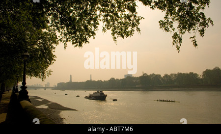 La mattina presto primavera downriver vista dal Chelsea Embankment guardando verso Battersea Park e la stazione di alimentazione London Inghilterra England Foto Stock