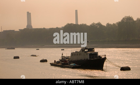 La mattina presto primavera downriver vista dal Chelsea Embankment guardando verso Battersea Park e la stazione di alimentazione London Inghilterra England Foto Stock