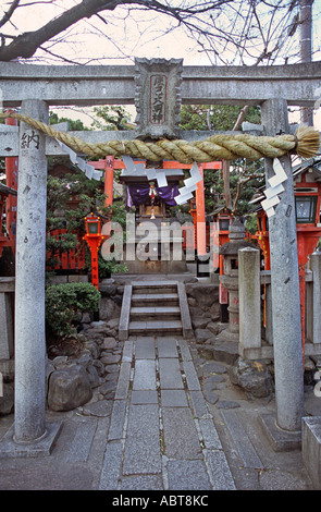 Un piccolo tempio urbano a Tatsumibashi nel centro di Kyoto in Giappone Foto Stock