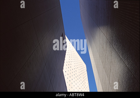 Giappone architettura moderna tiro verso il cielo una stretta intercapedine tra due grattacieli di Shinjuku Washington hotel Shinjuku Tokyo Foto Stock