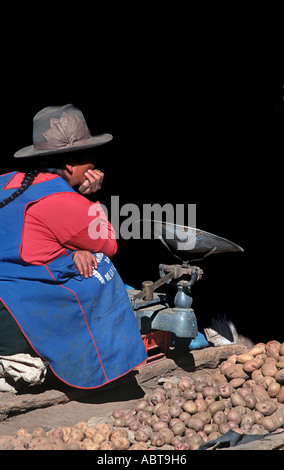Il Perù seduto street market fornitore di patate da Huaraz nord del Perù in attesa di distintivo personalizzato hat abiti colorati Foto Stock