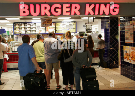Miami Florida, Miami Airport, Burger King, fast food, fila, coda, bagagli, valigia, bagaglio, FL060404015 Foto Stock