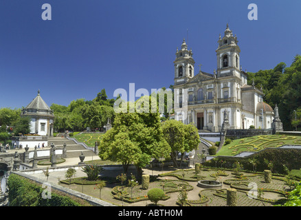 Il Portogallo, il Minho Braga, il santuario di Bom Jesus, visto su giardini Foto Stock