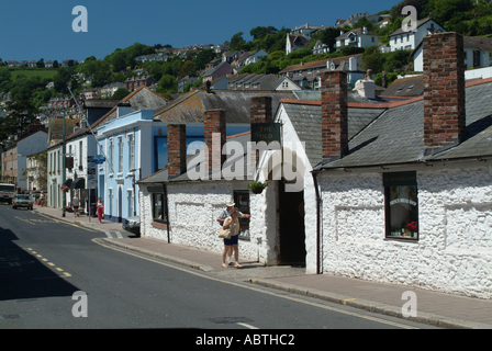 Turisti e il mercato vecchio edificio in Dartmouth Devon England Regno Unito Regno Unito Foto Stock