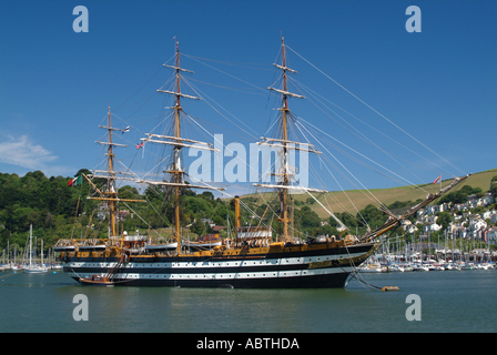 L'Italiano Tall Ship Amerigo Vespucci sulla visita a Dartmouth ormeggiata nel fiume Dart Devon England Regno Unito Regno Unito Foto Stock