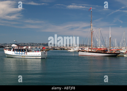 Traghetto e pesca vecchio Smack vicino Marina al Porto di Brixham Devon England Regno Unito Regno Unito Foto Stock