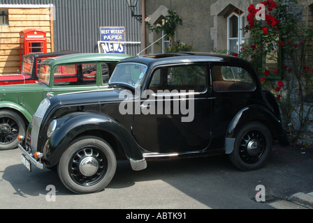 Il vecchio Morris 8 con Austin sette e convertibile in background a Buckfastleigh Station Devon England Regno Unito Regno Unito Foto Stock