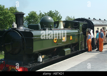 Serbatoio del motore 5786 si prepara a lasciare Totnes con treni passeggeri su South Devon Railway England Regno Unito Regno Unito Foto Stock