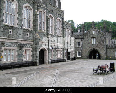 Il Municipio e la Corte cancello in Tavistock Devon England Regno Unito Regno Unito Foto Stock