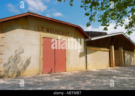 Il moderno e antico edificio della cantina e iva hall con un cartello che diceva Le Bouscaut Chateau Bouscaut Cru Classe Cadaujac Graves Pessac Leognan Bordeaux Gironde Aquitaine Francia Foto Stock