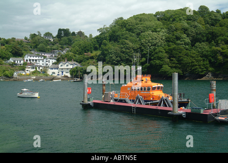 Fowey scialuppa di salvataggio con Bodinnick in background Cornwall Inghilterra Regno Unito Regno Unito Foto Stock