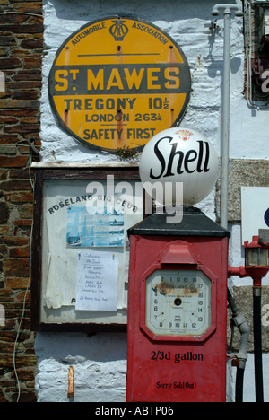 Vecchia Pompa di benzina e di giallo AA segno sulla parte anteriore a St Mawes Cornovaglia Foto Stock