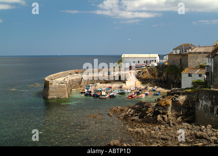 Il piccolo villaggio di pescatori e il porto di Coverack Cornwall Inghilterra Regno Unito Regno Unito Foto Stock