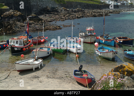 Il piccolo villaggio di pescatori e il porto di Coverack Cornwall Inghilterra Regno Unito Regno Unito Foto Stock