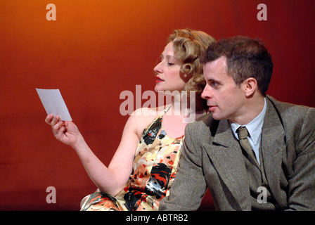 Attrice Anna Francolini e Roland Penrose in sei foto di Lee Miller Chichester Festival Theatre 2005 Foto Stock