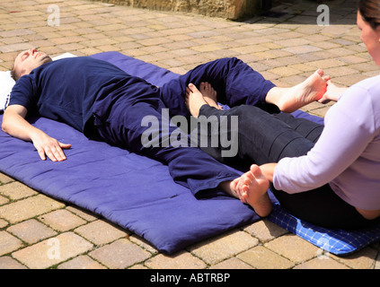 Il Stretching interno coscia come parte di un Thai massaggio corpo Foto Stock