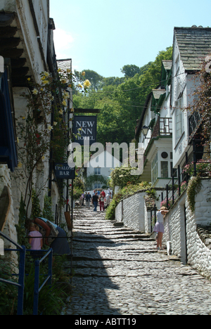 New Inn Hotel e strada di ciottoli a Clovelly North Devon England Regno Unito Regno Unito Foto Stock