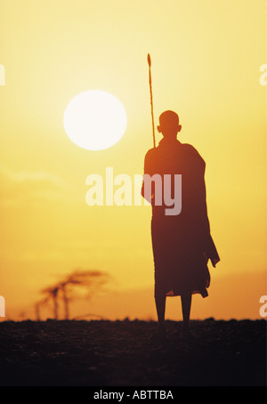 Gabbra uomo tenendo una lancia stagliano contro il cielo al tramonto nel nord del Kenya Africa orientale Foto Stock