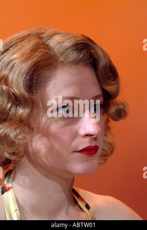 Attrice Anna Francolini giocando Lee Miller in sei foto di Lee Miller Chichester Festival Theatre 2005 Foto Stock