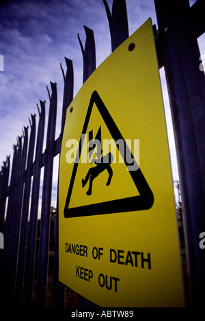 Un pericolo di morte Tenere fuori segno su un acciaio recinzione di sicurezza Foto Stock