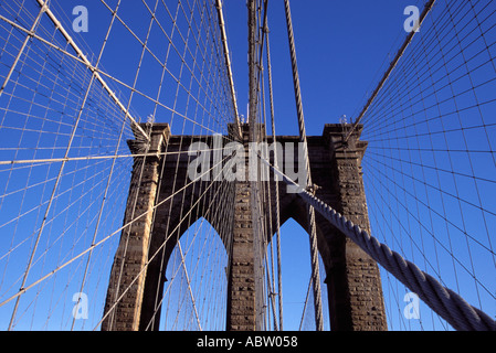 Fotografia verso l'alto guardando la parte superiore di New York del ponte di Brooklyn. Foto Stock