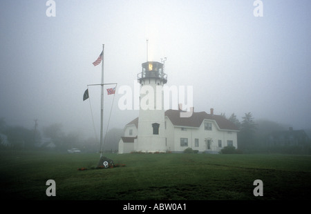 Un faro nella nebbia a Chatham su Cape Cod STATI UNITI D'AMERICA Foto Stock