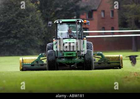 Trattore tosaerba per taglio di erba Foto Stock