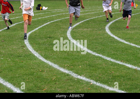 Scuola Junior Ragazzi in esecuzione durante una gara presso la loro scuola giornata di sport, Clissold Park, London, Regno Unito. Foto Stock